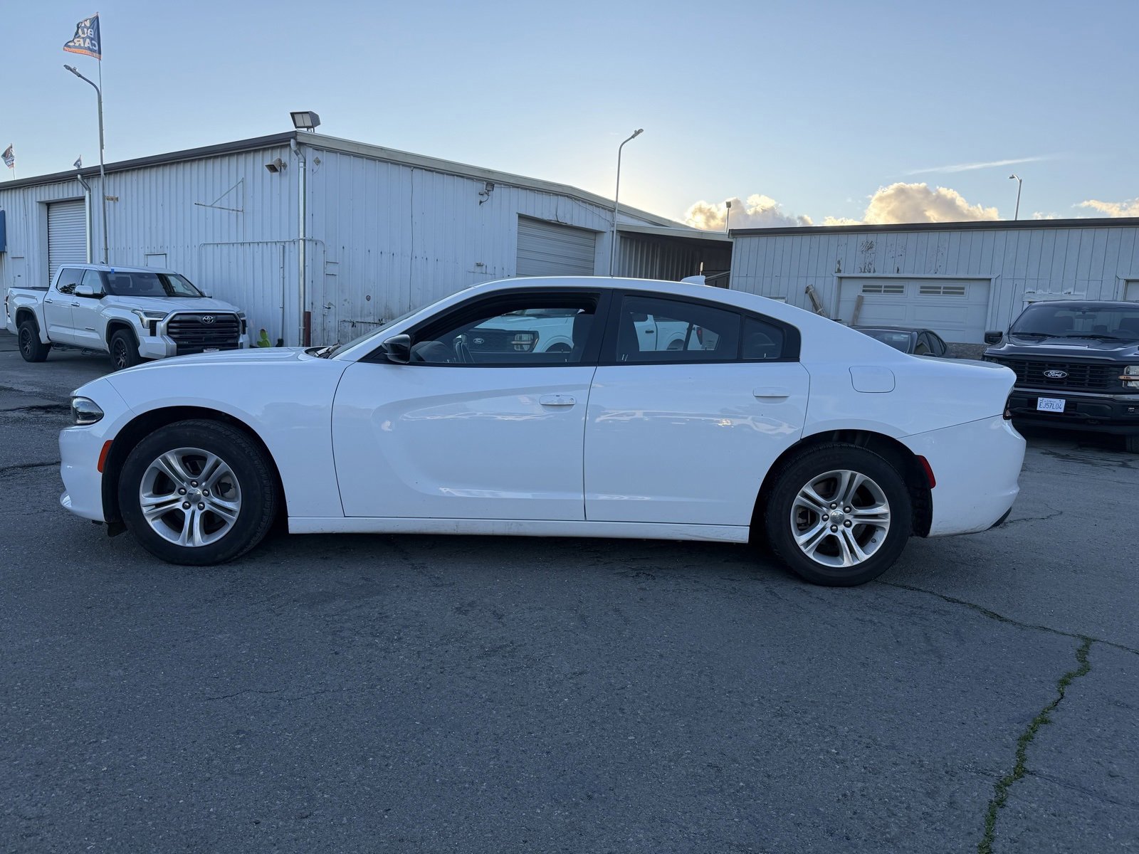 Used 2023 Dodge Charger SXT image 2