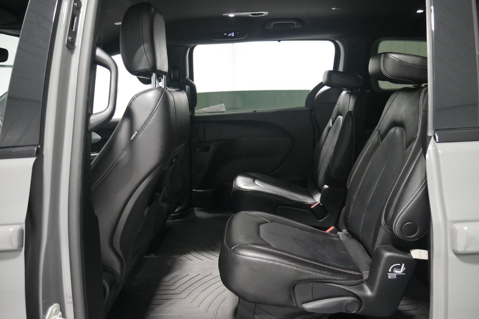 Used 2023 Chrysler Pacifica Touring-L w/ S Appearance Package image 12