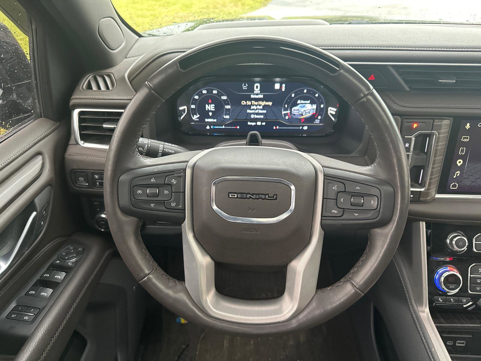 Used 2024 GMC Yukon XL Denali w/ Denali Reserve Package AWD/4WD image 17