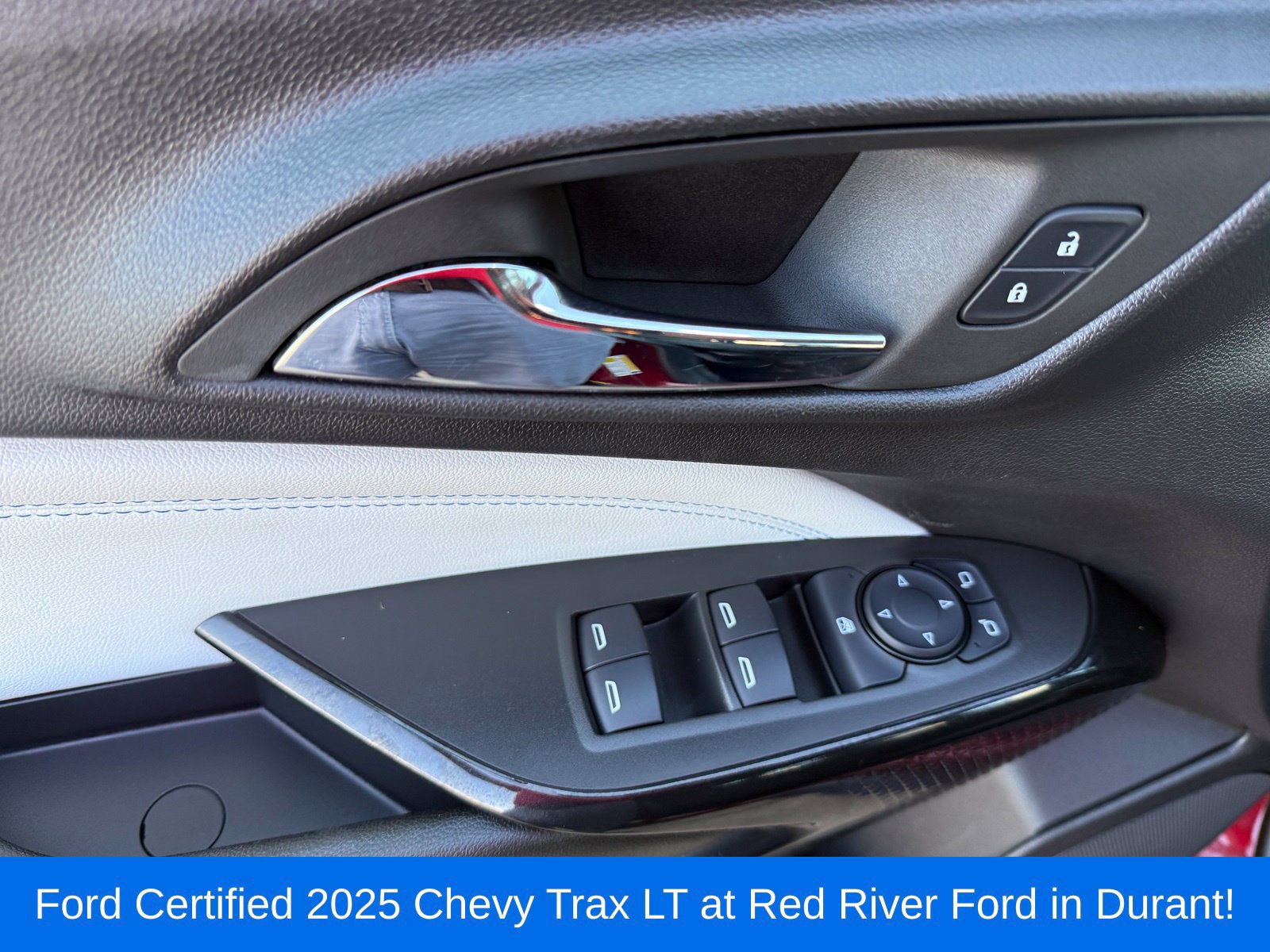 Used 2025 Chevrolet Trax LT FWD image 14