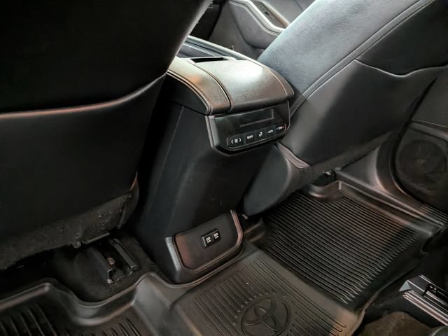 Used 2021 Toyota Highlander XLE AWD/4WD image 18