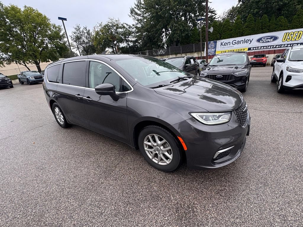 Used 2023 Chrysler Pacifica Touring-L FWD image 7