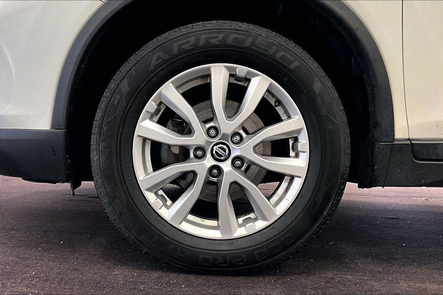 Used 2017 Nissan Rogue SV image 10