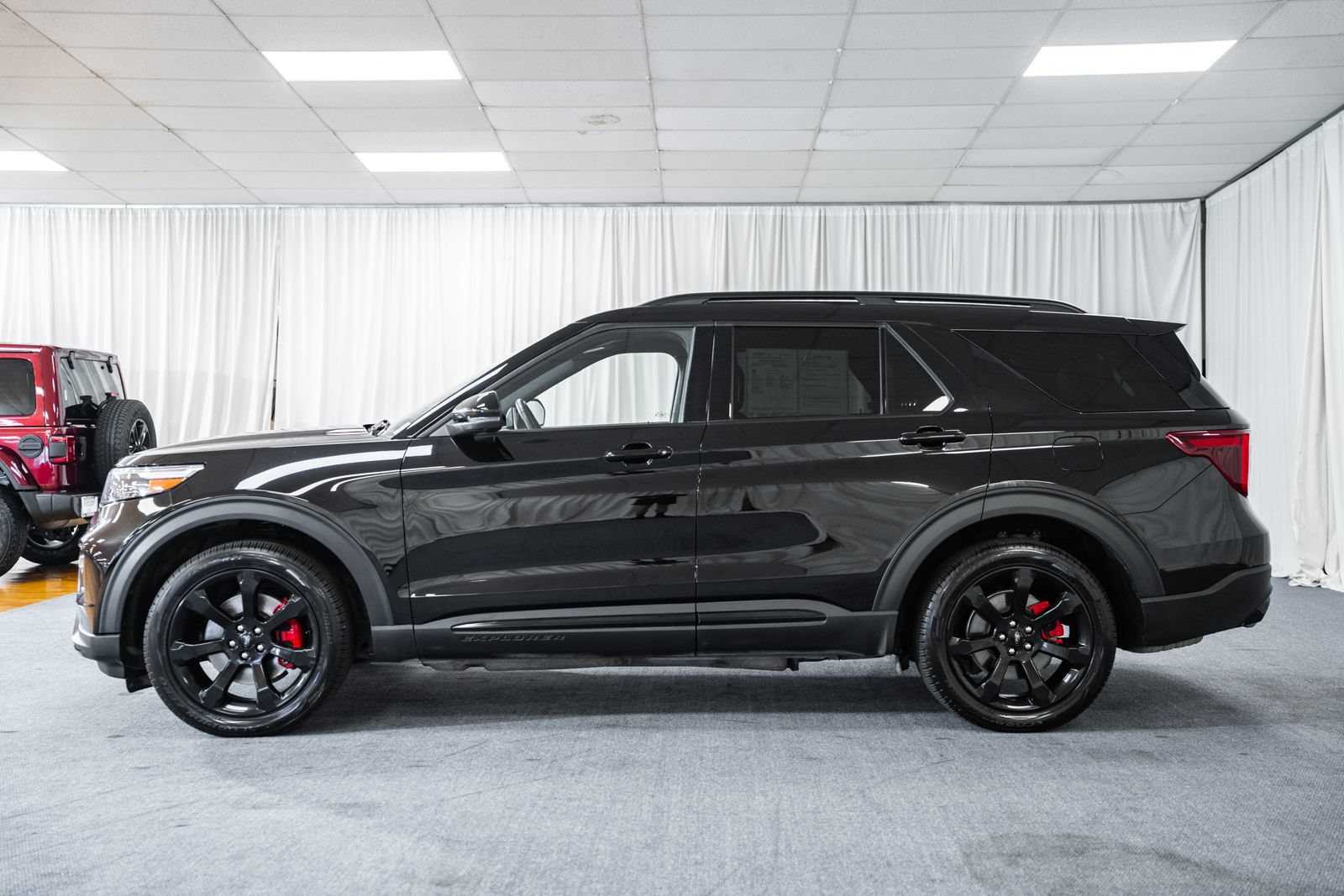 Certified 2023 Ford Explorer ST w/ Technology Package AWD/4WD image 5