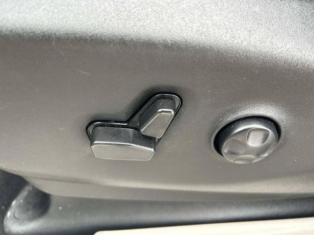 Used 2023 Chrysler Pacifica Touring-L FWD image 27