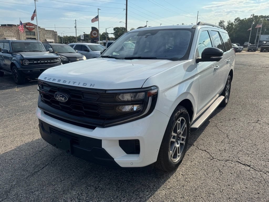 Certified 2025 Ford Expedition Active AWD/4WD image 3