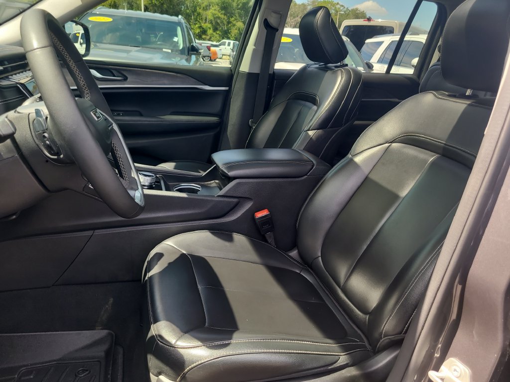 Used 2024 Jeep Grand Cherokee L Limited w/ Black Appearance Package RWD image 19
