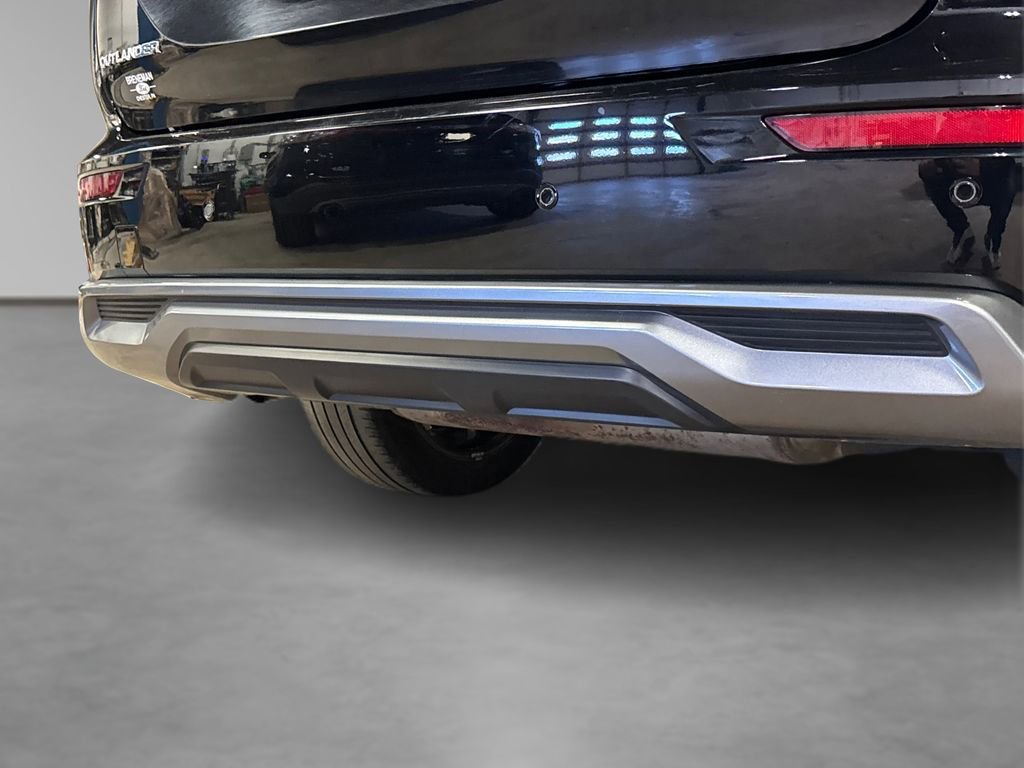 Used 2025 Mitsubishi Outlander SE image 18