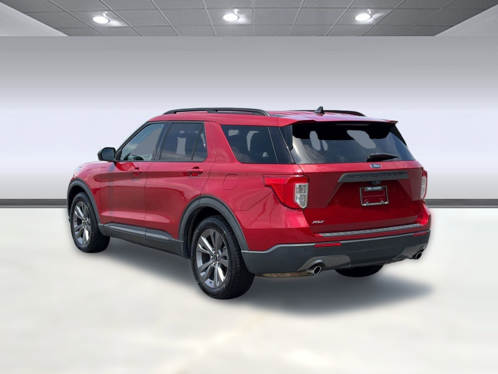 Certified 2022 Ford Explorer XLT w/ Equipment Group 202A RWD image 3