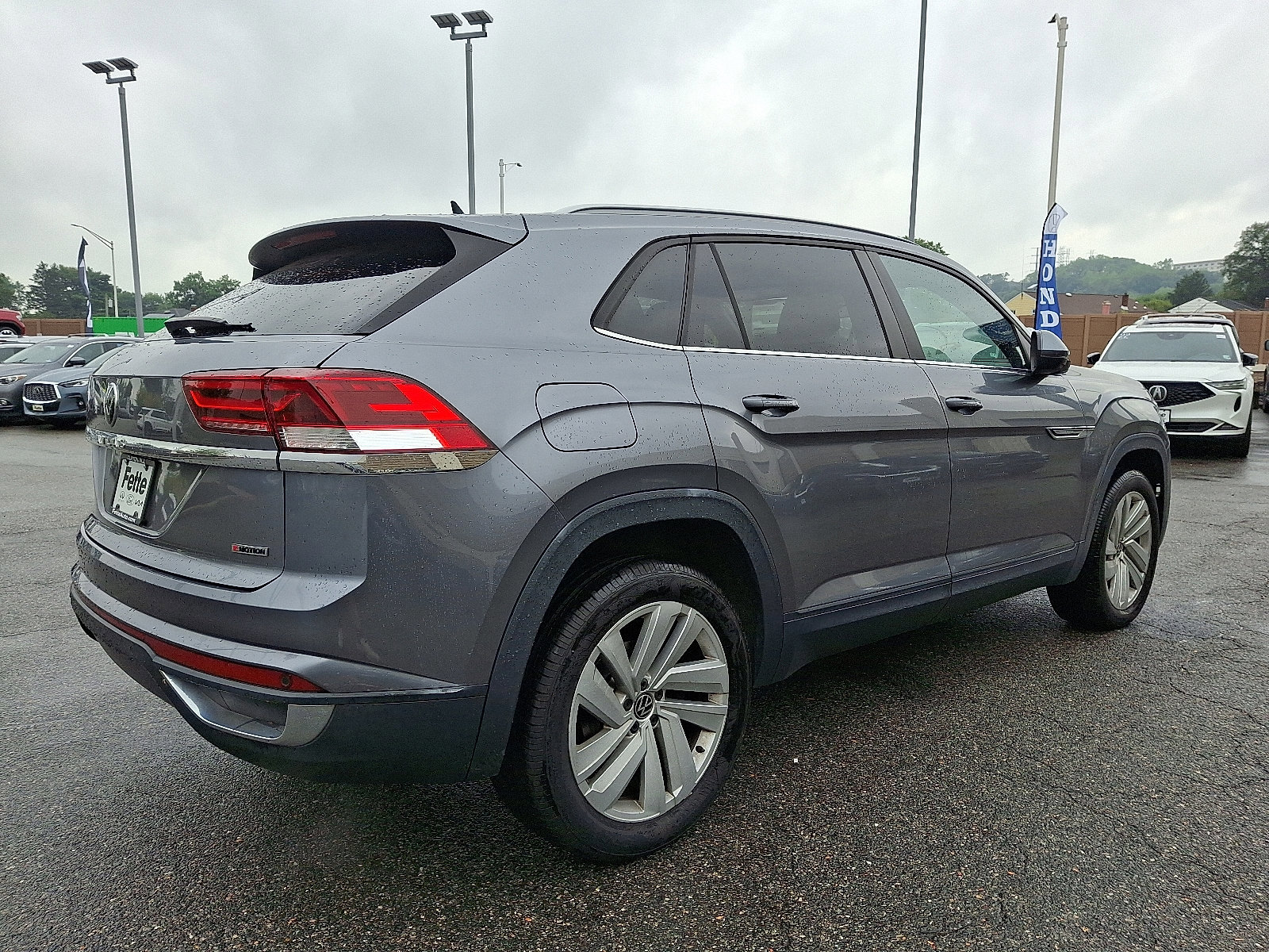 Used 2020 Volkswagen Atlas Cross Sport SE image 2