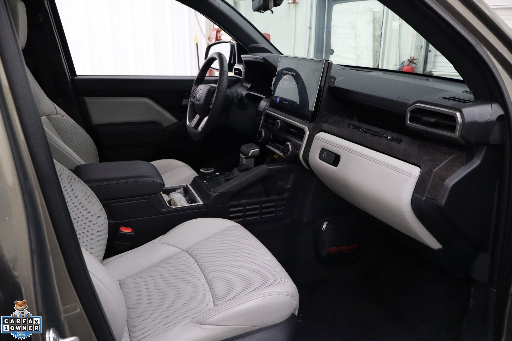 Used 2024 Toyota Tacoma Limited image 27