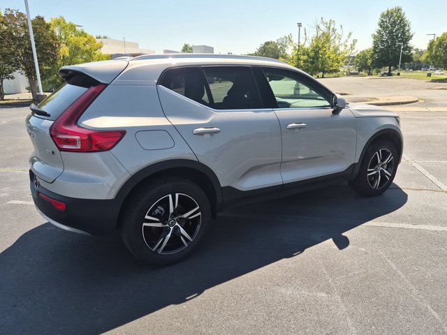 Used 2025 Volvo XC40 B5 Core AWD/4WD image 4
