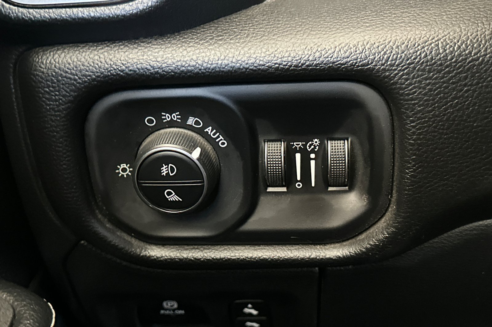 Used 2025 RAM 1500 Laramie AWD/4WD image 29