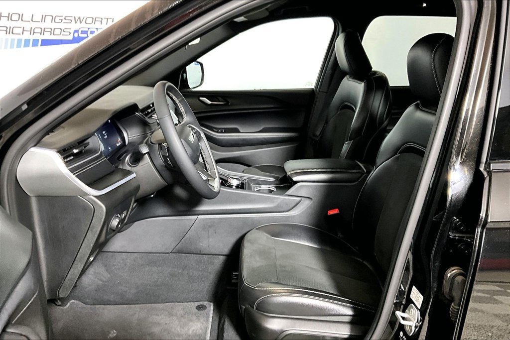 Used 2025 Jeep Grand Cherokee Altitude AWD/4WD image 20