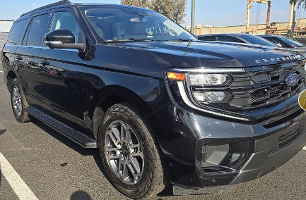 Certified 2025 Ford Expedition Active AWD/4WD image 2