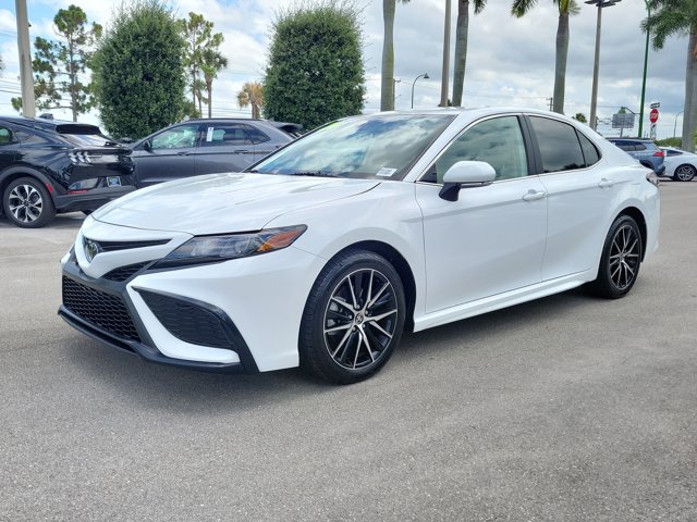 Used 2024 Toyota Camry SE w/ Convenience Package FWD image 3