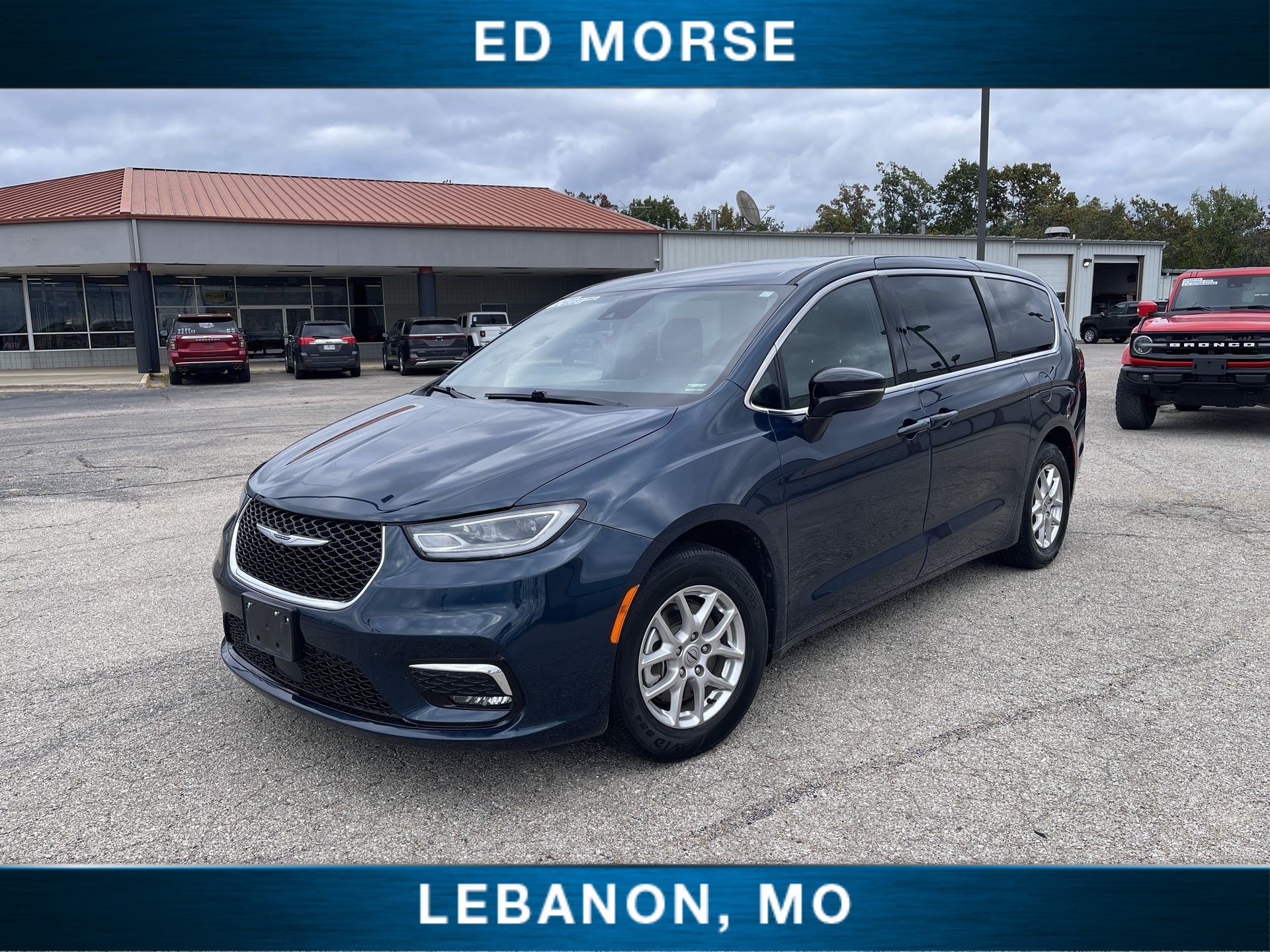 Used 2025 Chrysler Pacifica Select