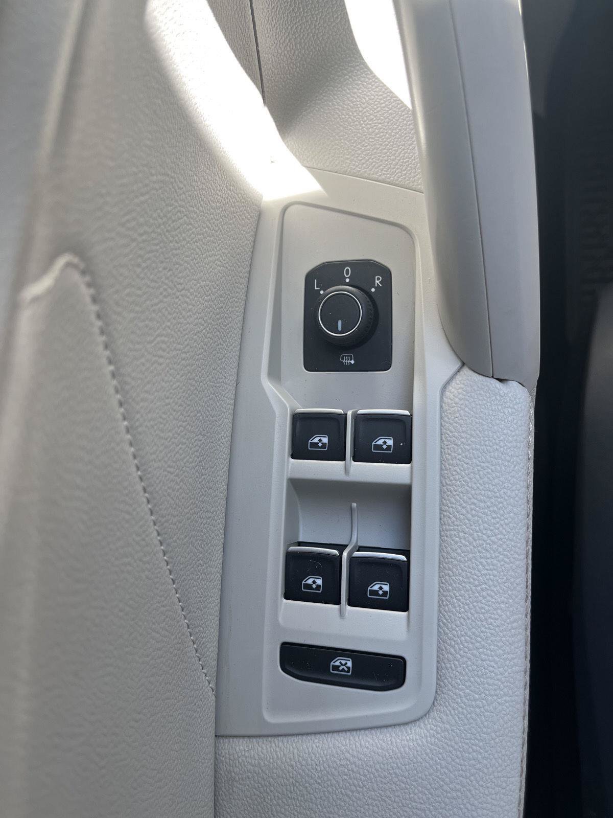 Used 2022 Volkswagen Tiguan SE AWD/4WD image 11
