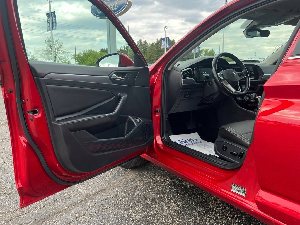 Used 2023 Volkswagen Jetta SE FWD image 9