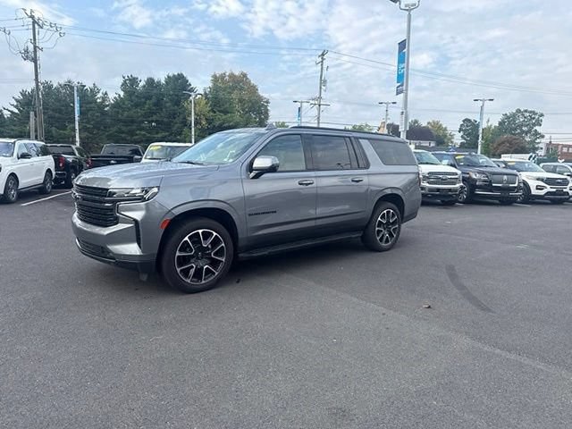 Used 2022 Chevrolet Suburban RST w/ Luxury Package AWD/4WD image 3