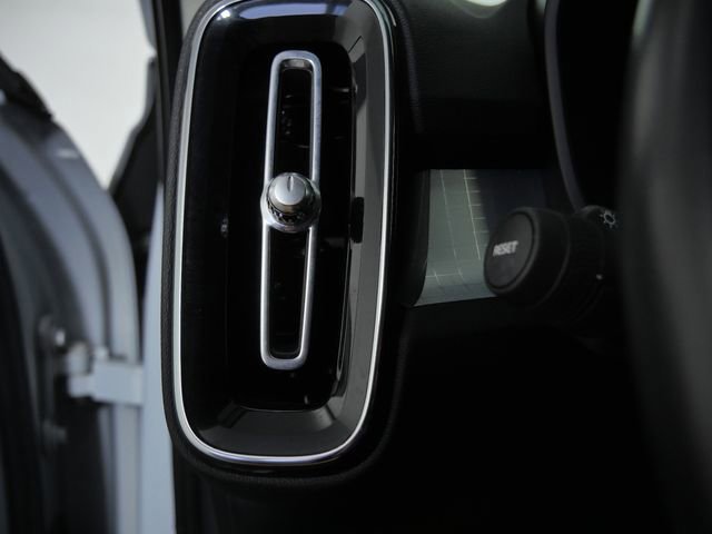 Used 2021 Volvo XC40 T4 Momentum FWD image 22