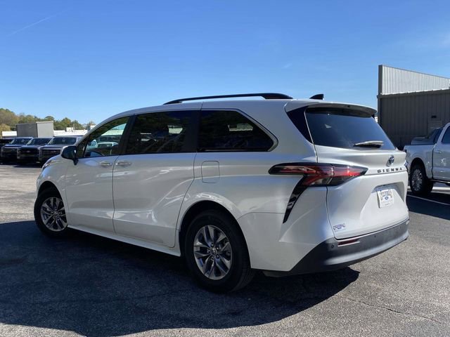 Used 2022 Toyota Sienna XLE image 6