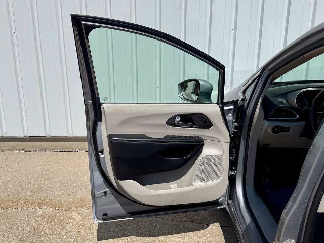 Used 2021 Chrysler Pacifica Touring-L FWD image 15