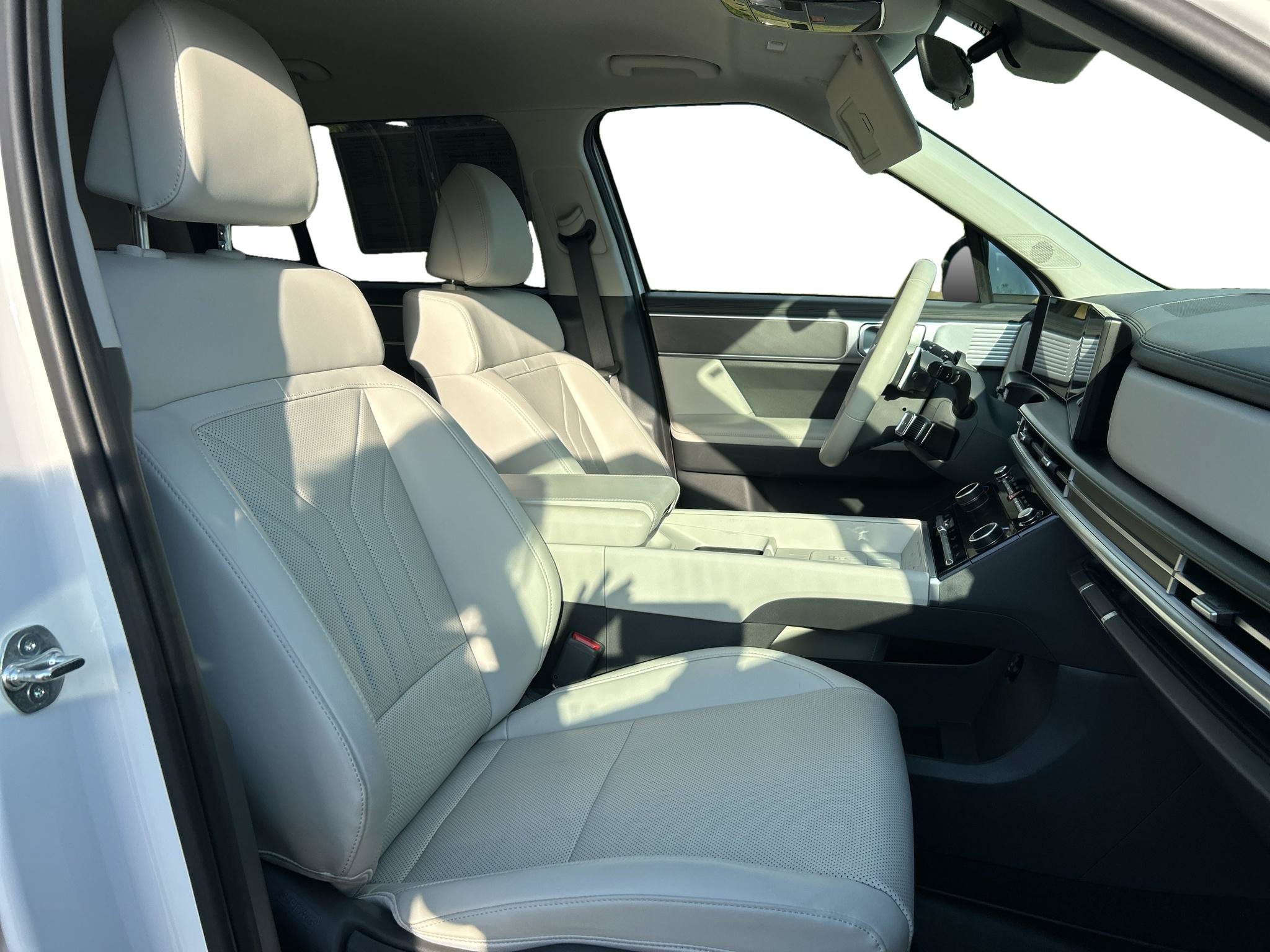 Used 2025 Hyundai Santa Fe SEL FWD image 8