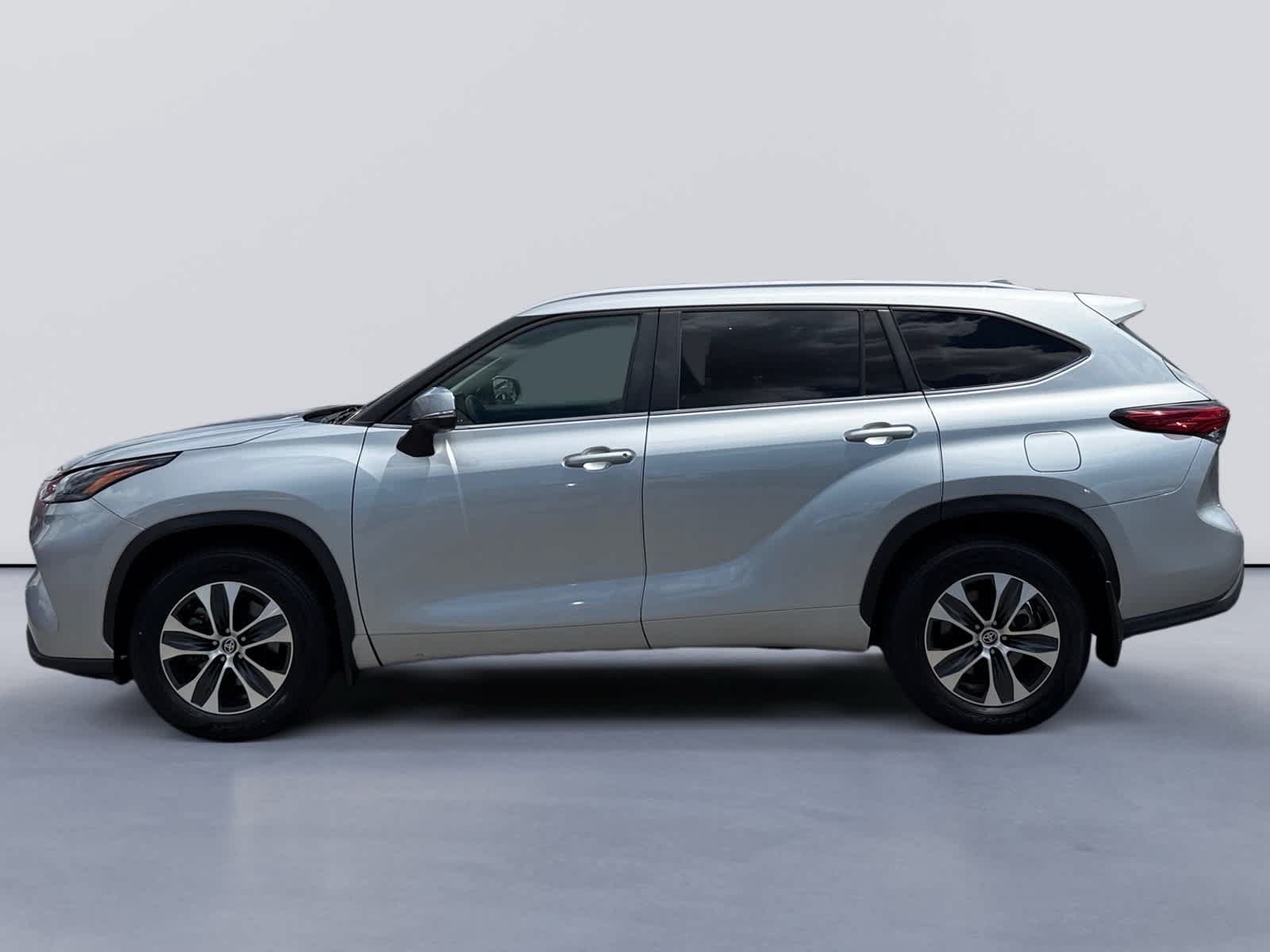 Used 2023 Toyota Highlander XLE AWD/4WD image 2