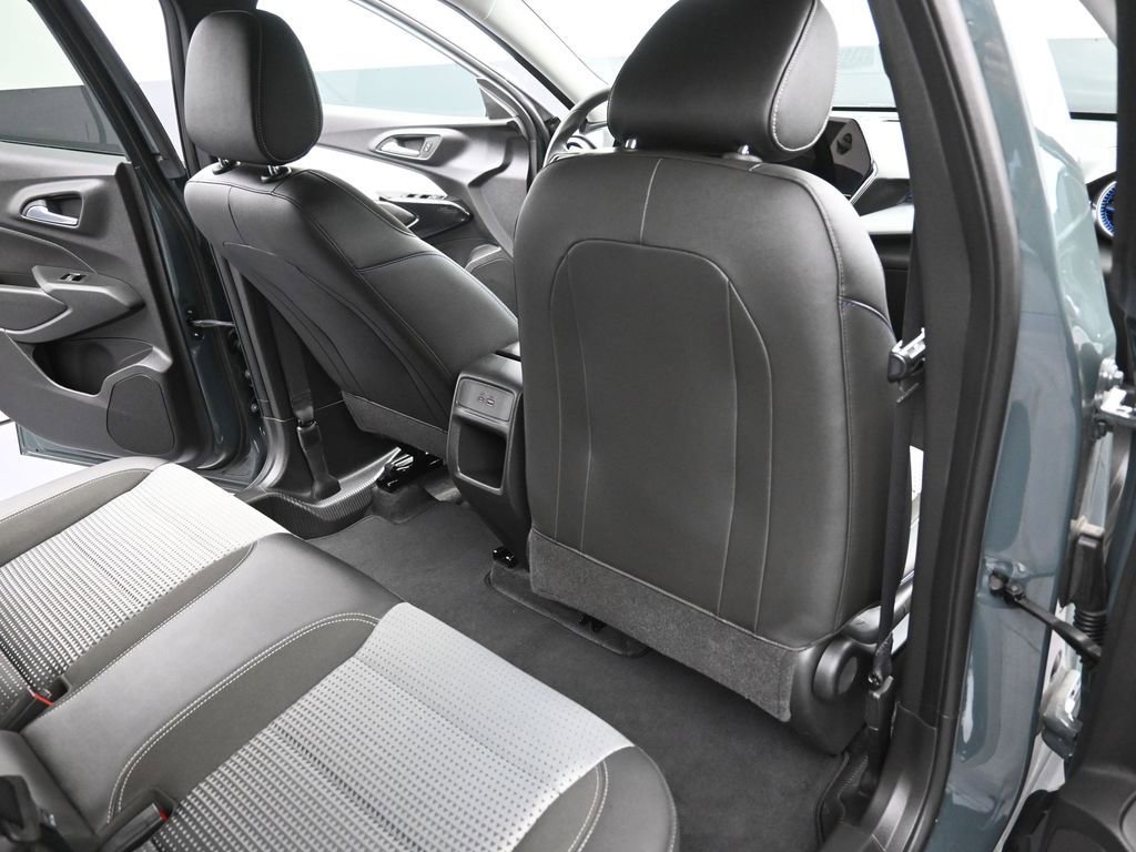 Used 2025 Chevrolet Trax LT image 10