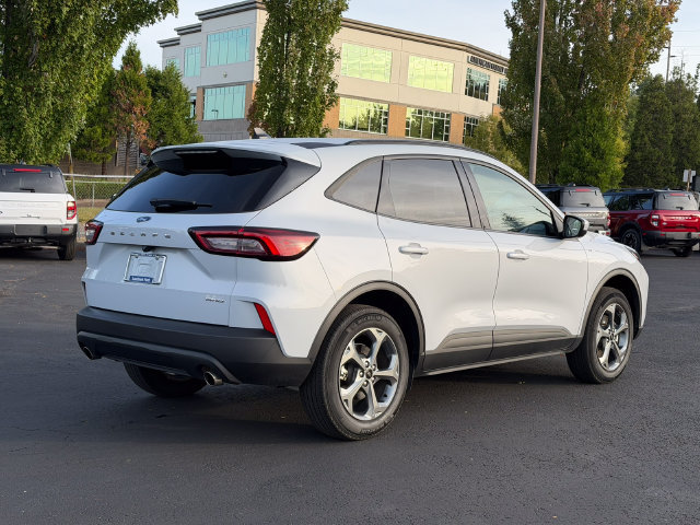 Certified 2025 Ford Escape ST-Line Select AWD/4WD image 4