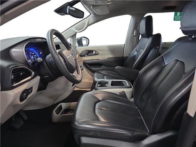 Used 2023 Chrysler Pacifica Touring-L image 11