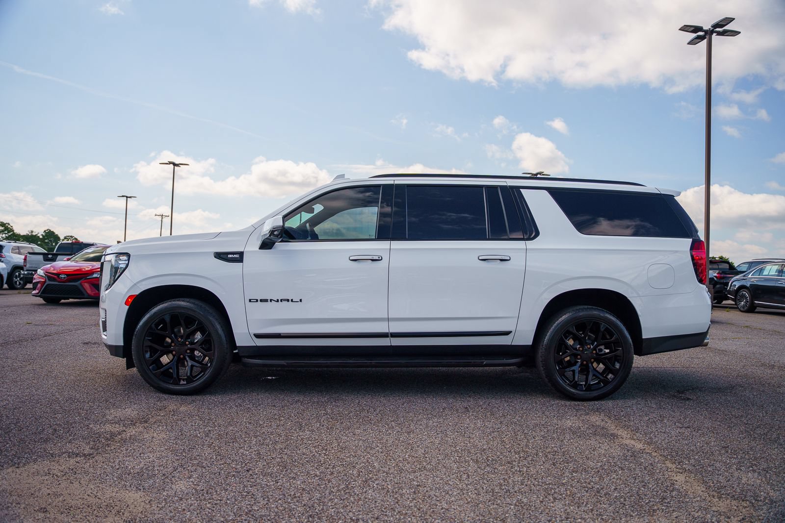 Used 2023 GMC Yukon XL Denali RWD image 9