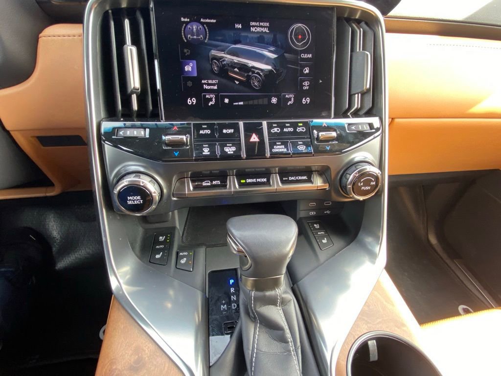 Used 2025 Lexus LX 600 4WD w/ Accessory Package (2T) image 17