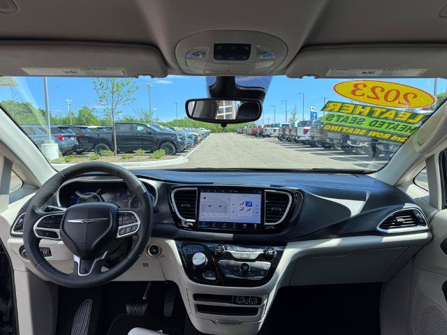 Used 2023 Chrysler Pacifica Touring-L FWD image 20