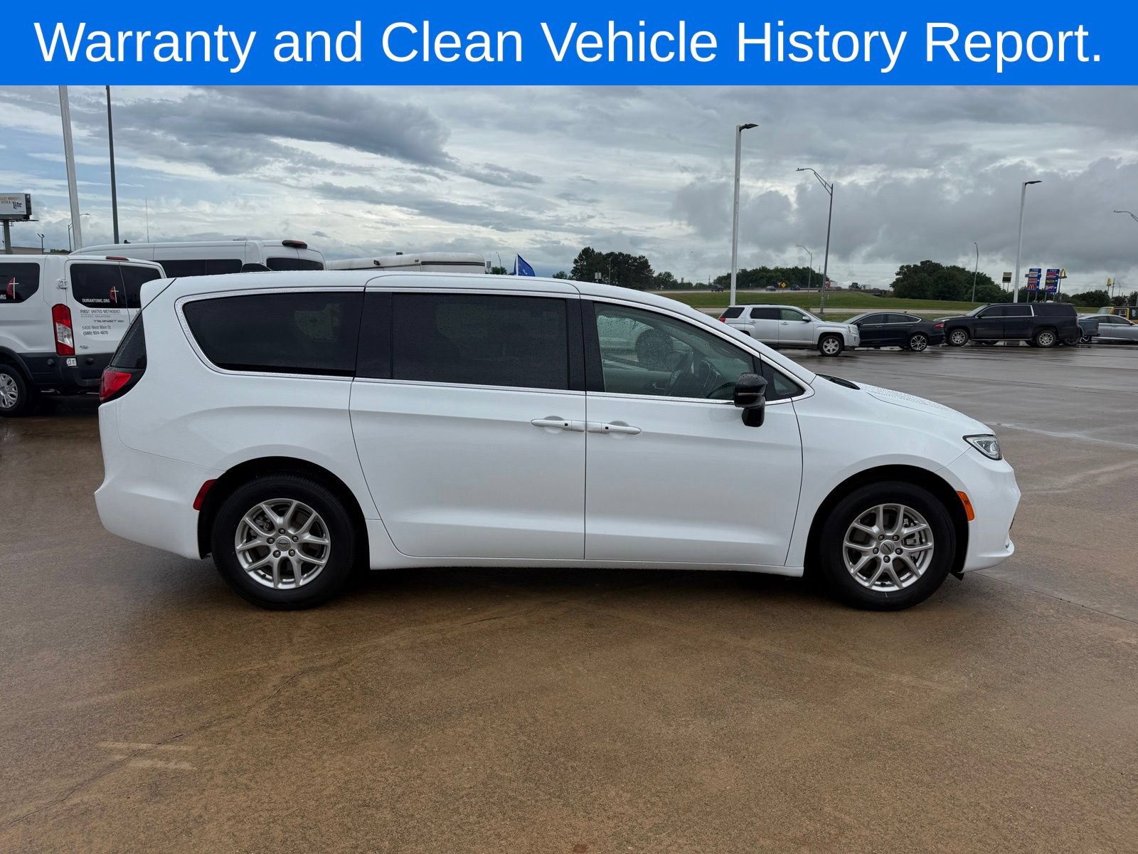 Used 2024 Chrysler Pacifica Touring-L FWD image 4