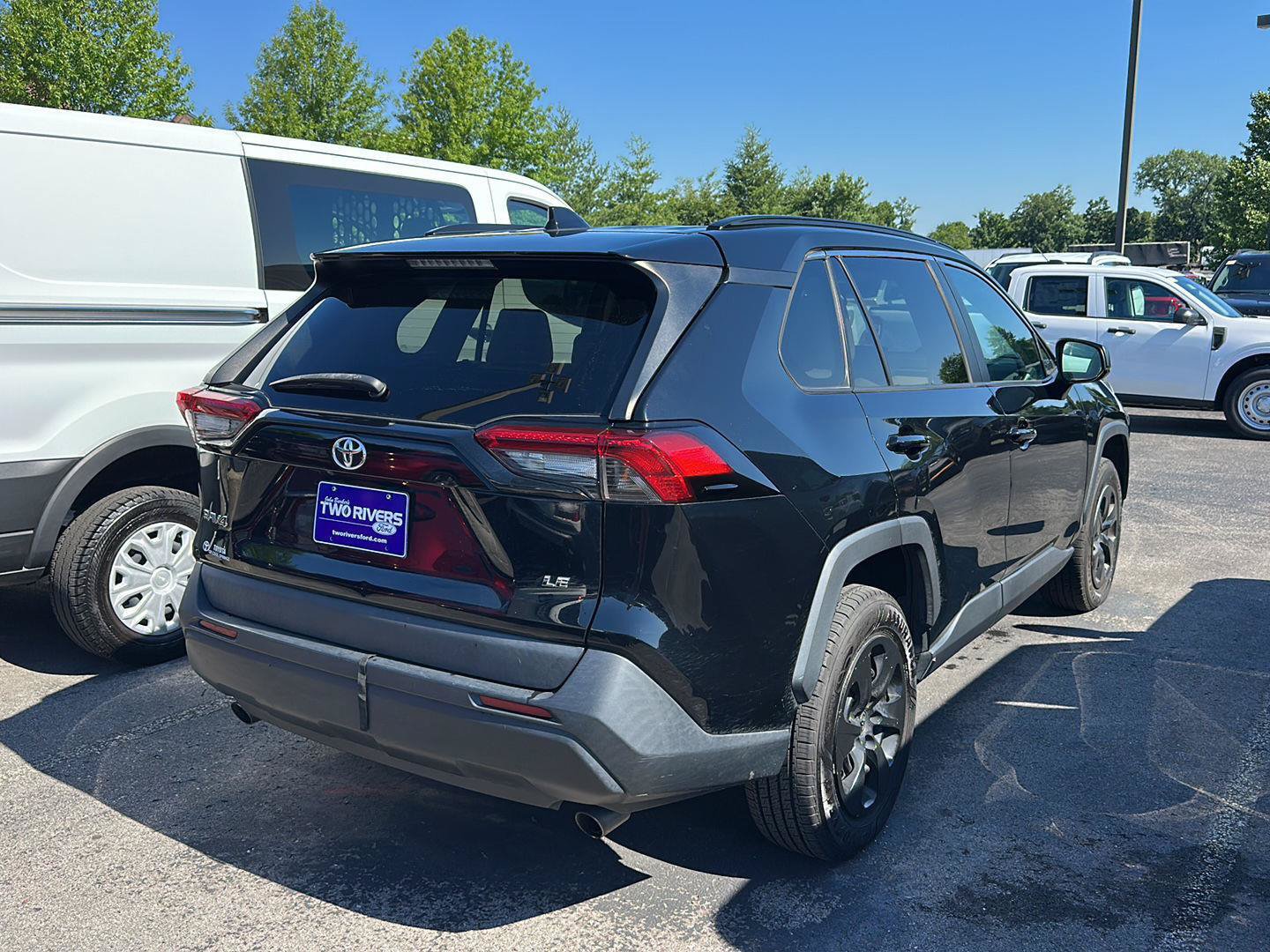 Used 2019 Toyota RAV4 LE FWD image 3