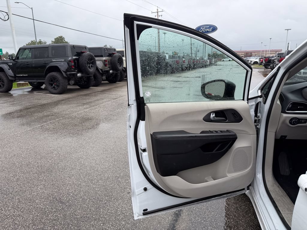 Used 2024 Chrysler Pacifica Touring-L FWD image 11