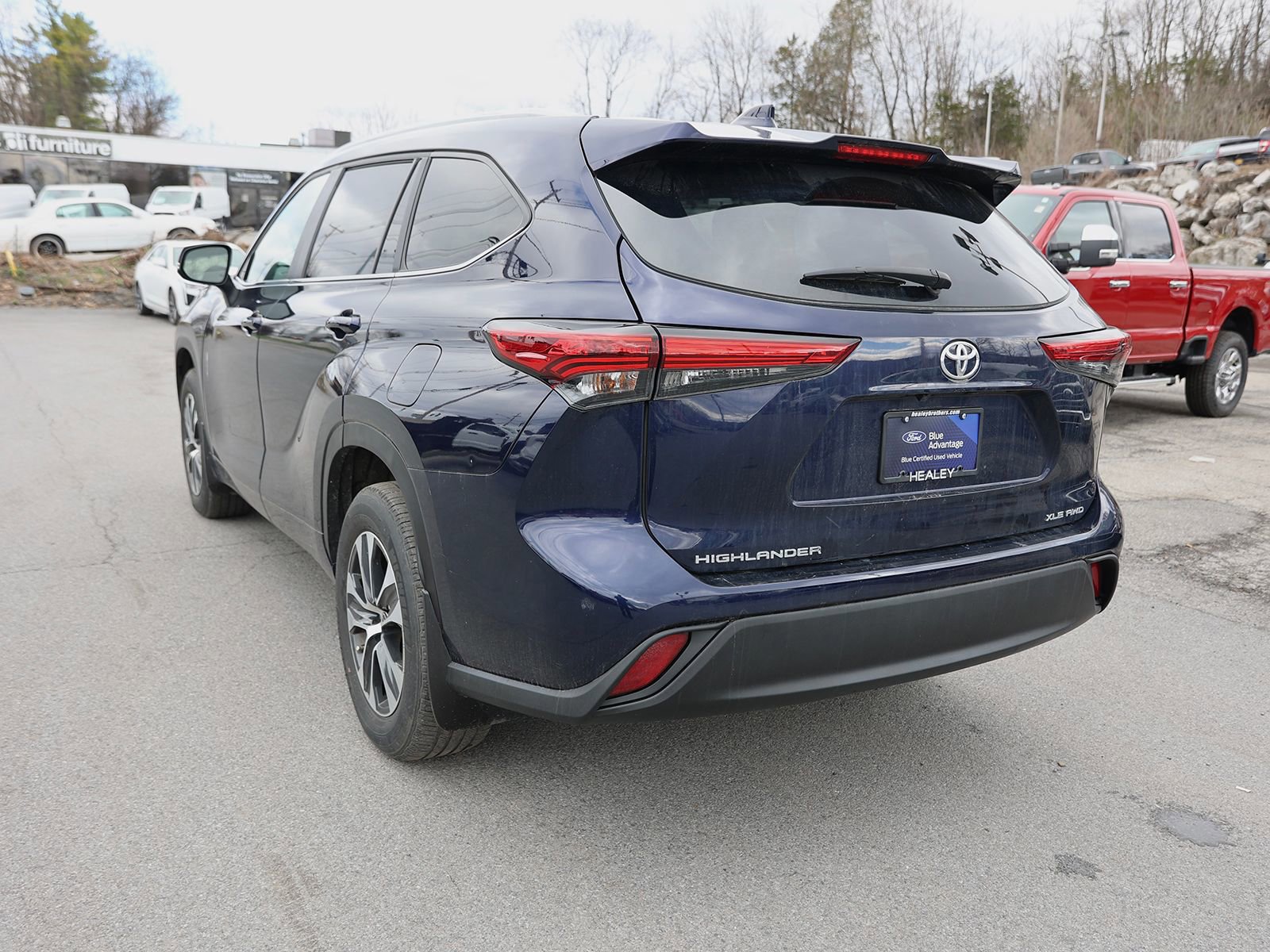 Used 2023 Toyota Highlander XLE AWD/4WD image 5