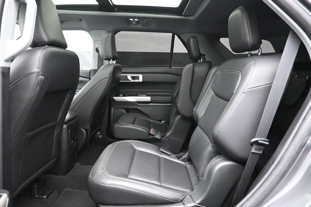 Certified 2022 Ford Explorer XLT w/ Equipment Group 202A RWD image 18