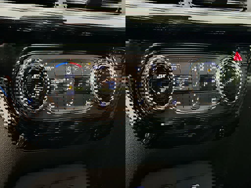 Used 2024 Chevrolet Trax RS w/ Sunroof Package image 17