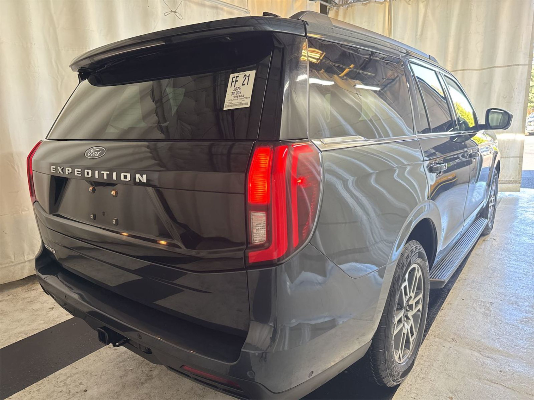 Certified 2025 Ford Expedition Active AWD/4WD image 5