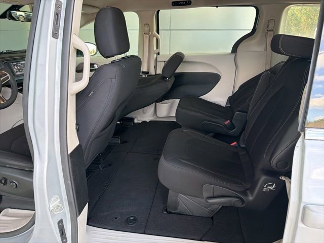 Used 2022 Chrysler Voyager LX image 13