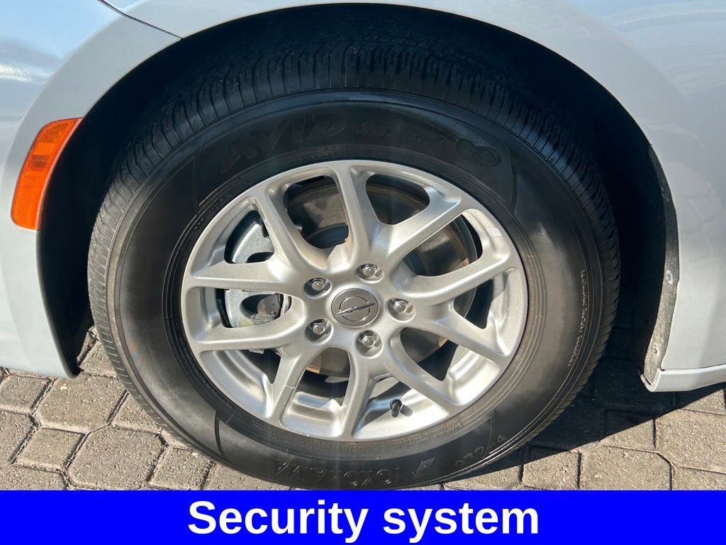 Used 2024 Chrysler Pacifica Touring-L image 16