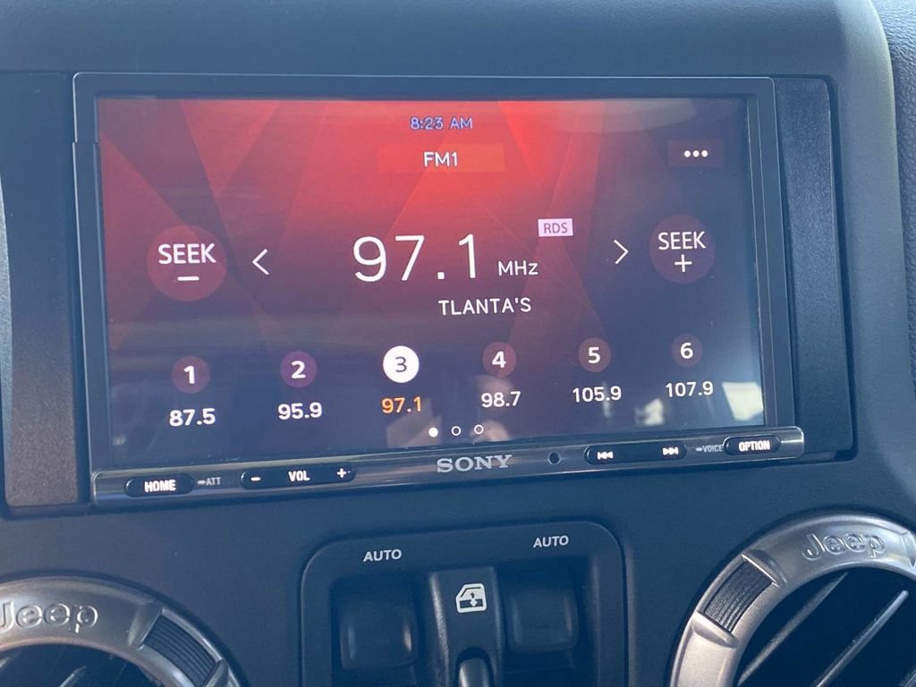 Used 2018 Jeep Wrangler Unlimited Sahara AWD/4WD image 21