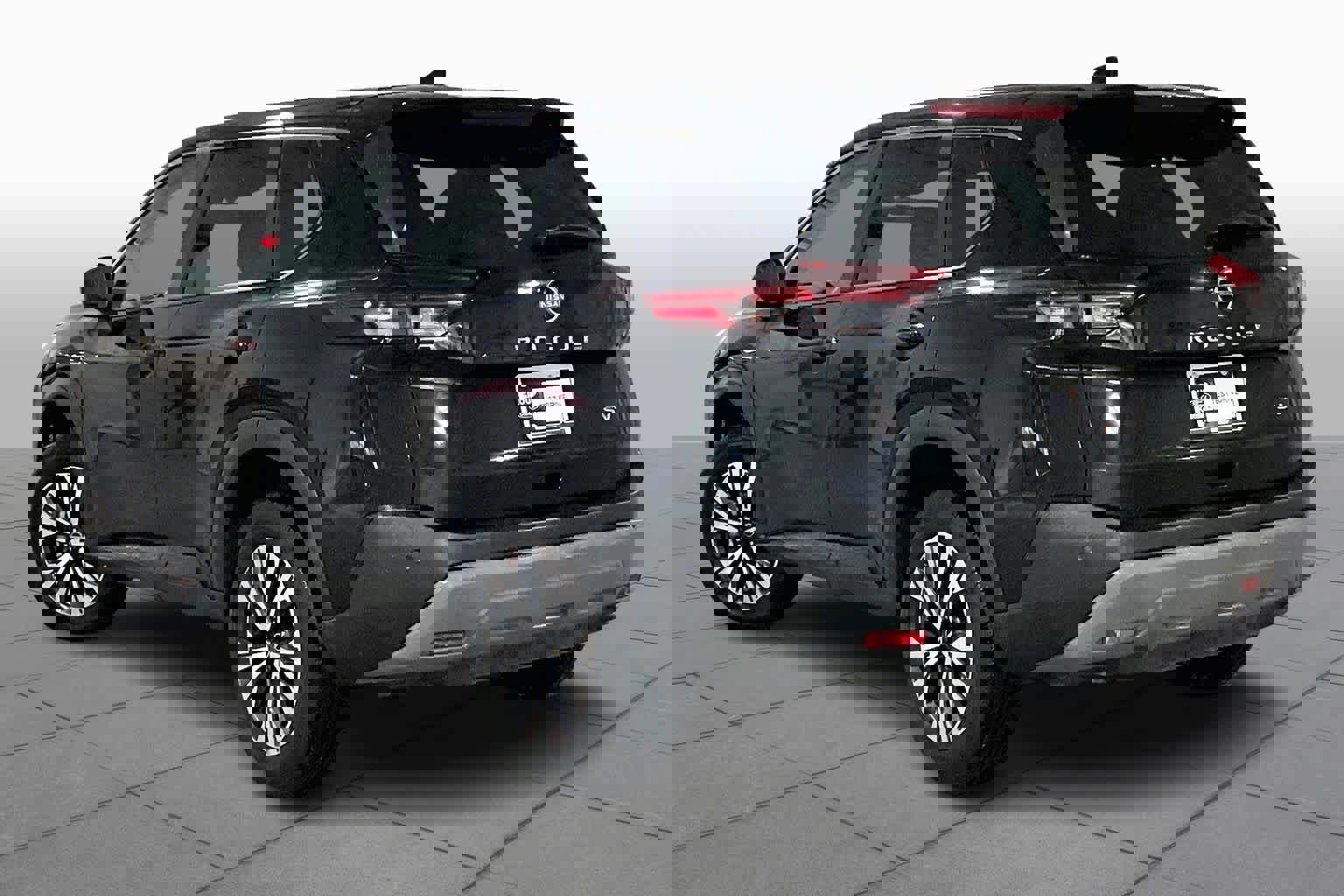 Used 2023 Nissan Rogue SV image 2