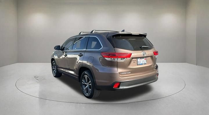 Used 2018 Toyota Highlander Plus w/ Carpet Mat Package (TMS) FWD image 4
