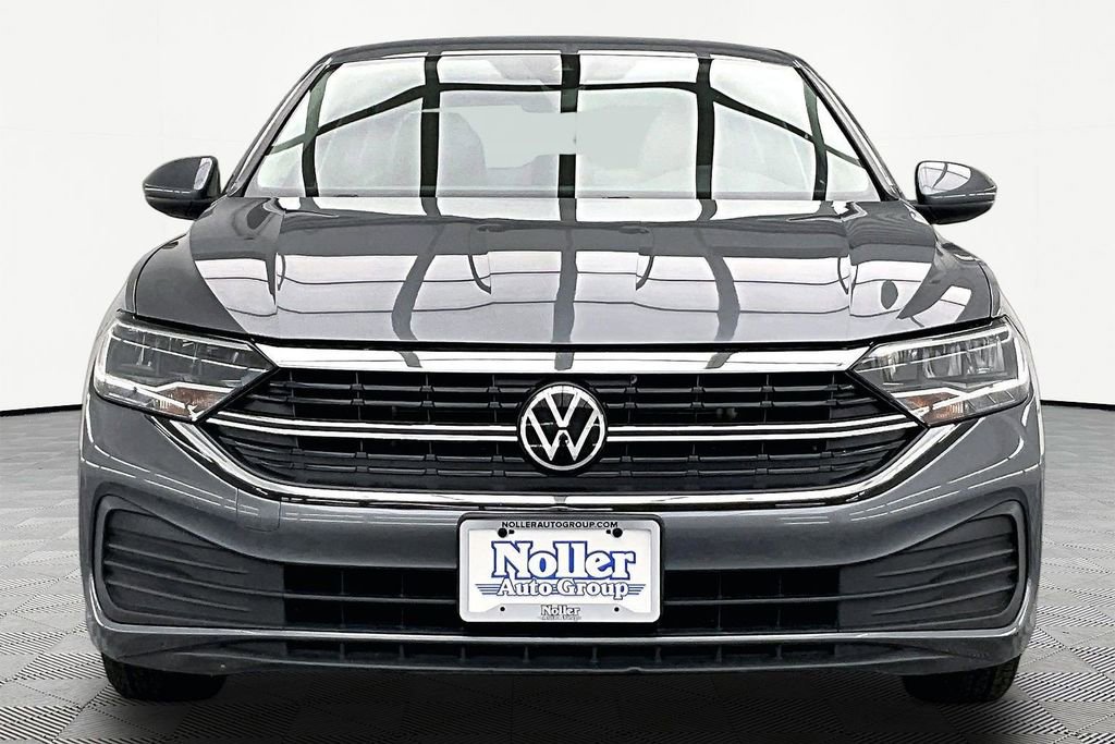 Used 2024 Volkswagen Jetta SE FWD image 3