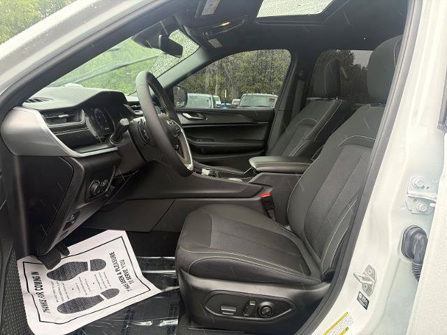Used 2025 Jeep Grand Cherokee L Laredo AWD/4WD image 9
