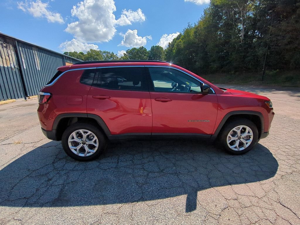 Used 2025 Jeep Compass Latitude AWD/4WD image 4